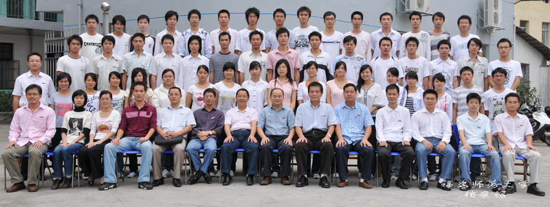 信息技术学院2009届网络系统管理专业2班毕业生合影