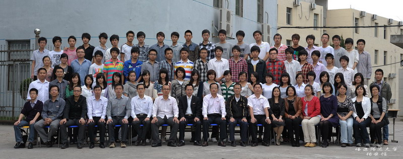 信息技术学院2012届级网络系统管理2班毕业生合影