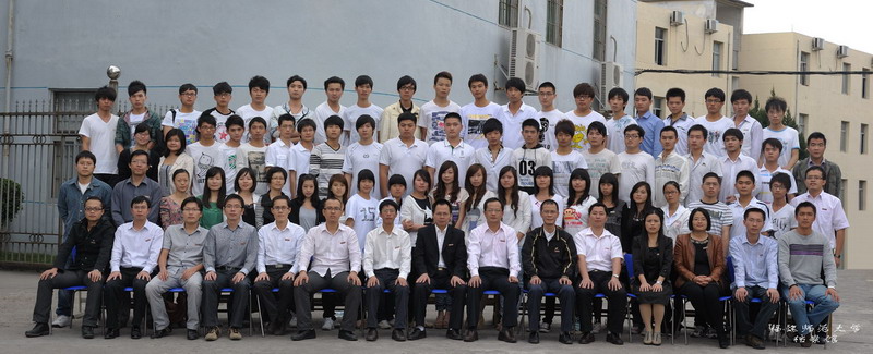 信息技术学院2012届数据库管理方向2班毕业生合影