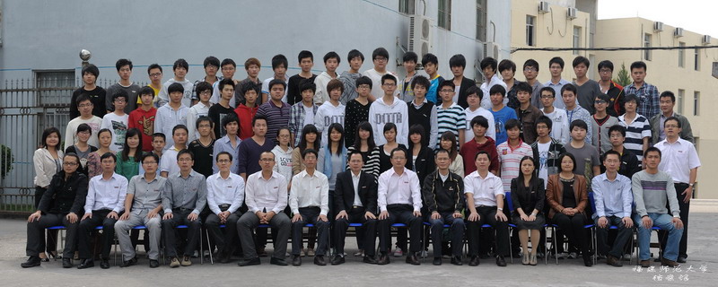 信息技术学院2012届数据库管理方向1班毕业生合影