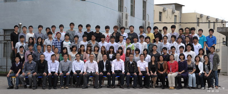 信息技术学院2012届级网络系统管理1班毕业生合影