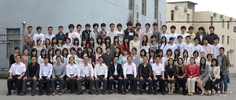 信息技术学院2012届图形图像制作2班毕业生合影
