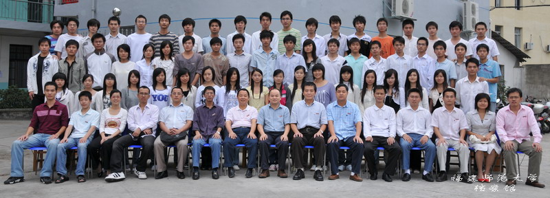 信息技术学院2009届网络系统管理专业1班毕业生合影