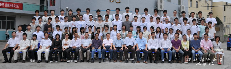 信息技术学院2009届软件技术（WEB应用开发方向）2班毕业生合影