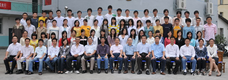 信息技术学院2009届计算机办公应用专业1班毕业生合影