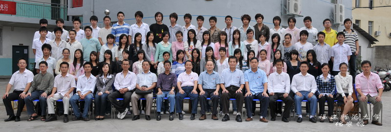 信息技术学院2009届计算机办公应用专业2班毕业生合影